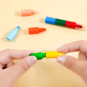 Nahaufnahme von bunten stapelbaren Wachsmalstiften für Kinder, kreative Stifte Detailansicht.