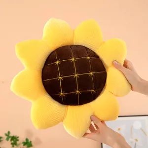 Dettaglio cuscino peluche girasole che mostra petali morbidi e centro strutturato.