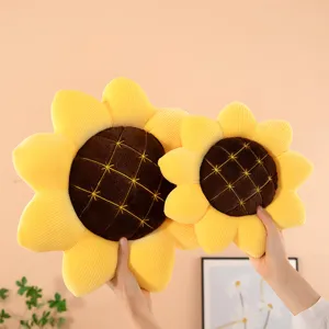 Primo piano di simpatici cuscini in peluche di girasole con petali gialli e centro dettagliato.