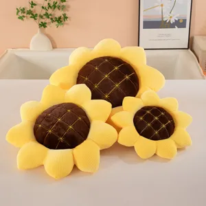 Dettaglio del cuscino in peluche di girasole che mostra petali in corduroy e centro marrone chiaro.