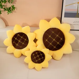 Dettaglio cuscino peluche girasole che mostra petali gialli morbidi decorazione accogliente.