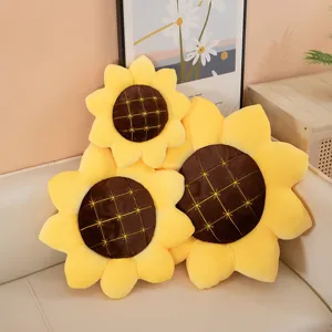 Cuscino in peluche girasole accogliente dettaglio su divano, cuscino fiore carino per arredo.