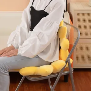 Primo piano dettagliato del cuscino in peluche girasole giallo che mostra la sua morbidezza.