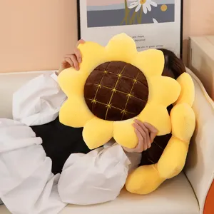 Vista dettagliata di un grazioso cuscino di peluche a forma di girasole con petagli morbidi.