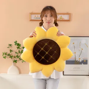 Dettaglio cuscino peluche girasole, morbido cuscino floreale giallo per decorazione accogliente.