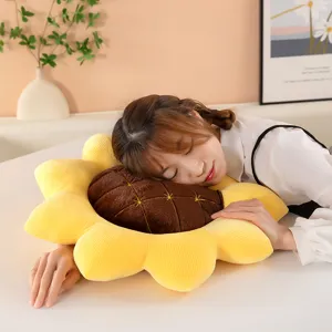 Dettaglio cuscino peluche girasole, morbido guanciale per sonnellino ufficio o letto.