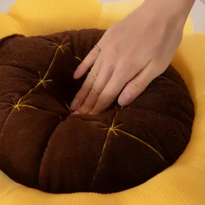 Dettaglio cuscino girasole in morbido peluche con texture soffice ed elastica per sedia da casa.