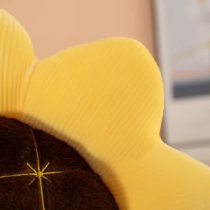 Vista dettagliata di un cuscino di peluche a girasole giallo con morbidi petali a coste.