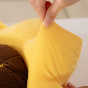 Dettaglio cuscino peluche girasole, morbido tessuto velluto a coste giallo, cuscino casa.