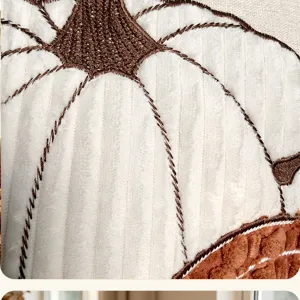 Primer plano de la funda de cojín de calabaza de chenilla con bordados y textura suave y afelpada.