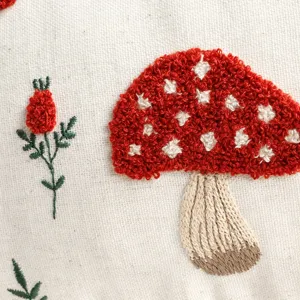 Baumwoll-Leinen Kissenbezug mit detailliertem 3D bestickten Pilz-Design Nahaufnahme.