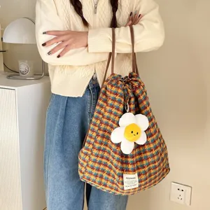 Sac bandoulière à cordon en tweed écossais style coréen avec pendentif fleur en peluche.