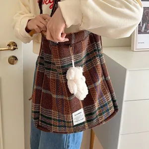 Sac à bandoulière en laine à carreaux style coréen avec pendentif ours pour femme.