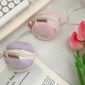 Jolie pochette zippée matelassée et étui de protection AirPods en rose et violet charmants.
