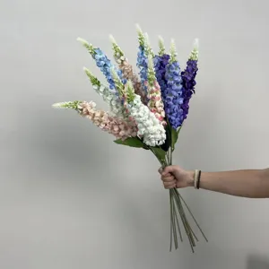 Détail de bouquet de fleurs artificielles, arrangement floral de delphinium coloré.