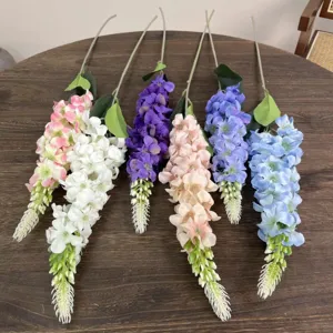 Vue de détail de fleurs artificielles, tiges florales colorées pour décoration et mise en scène.