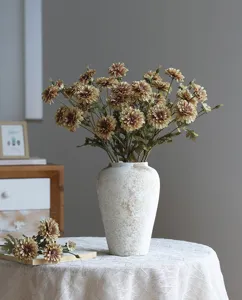 Künstlicher wilder Chrysanthemen Blumenstrauß Detail, ideal für Heimdekoration und Eventgestaltung.