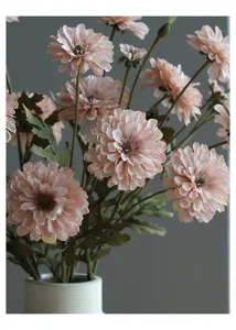 Künstliche wilde Chrysanthemen Seidenblumen Detailaufnahme für Heimdekor Party Requisiten.