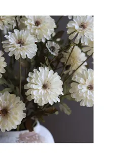 Detaillierte Nahaufnahme künstlicher weißer Gänseblümchen für perfekte Heimdekoration.