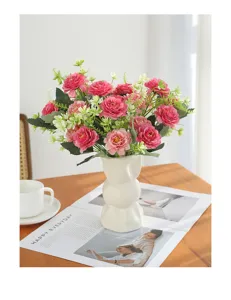 Bouquet de roses artificielles en soie rétro avec vase en céramique blanche pour déco.