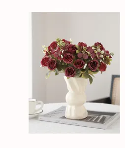 Bouquet de roses artificielles en soie rouge foncé avec vase en céramique blanche pour la déco