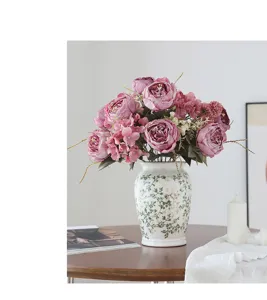 Composition de pivoines artificielles de style européen avec vase en céramique détail déco hôtel