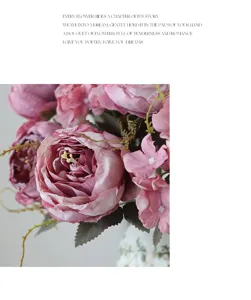 Gros plan détaillé d'un bouquet de pivoines artificielles roses avec des pétales délicats.