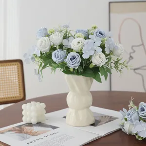 Bouquet de roses artificielles en soie avec un vase en céramique pour la déco.