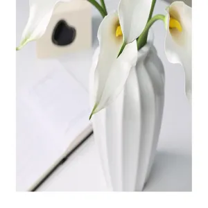 Kunstmatige witte calla lelie bloem enkele stengel voor huwelijk en huisdecoratie.