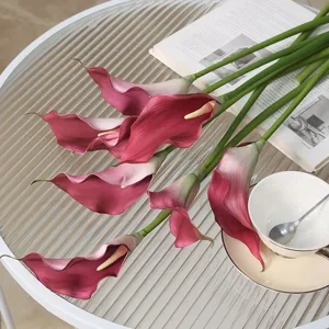 Kunstmatige aronskelk bloemen grote neppe Calla boeket voor bruiloft thuis tafel decor.