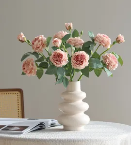 Bouquet di rose artificiali rosa in vaso di ceramica beige decorazione per la casa