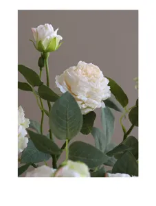Vista dettagliata di eleganti rose crema artificiali con foglie verdi, ottima decorazione.