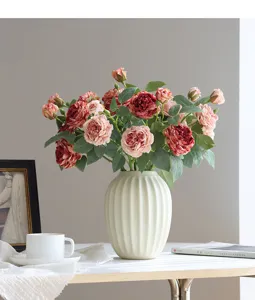 Dettaglio del bouquet di rose artificiali in vaso di ceramica per decorazione soggiorno