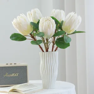 Moderne Noordse kunstmatige Koningsprotea bloemboeket in witte geribbelde vaas voor huisdecoratie