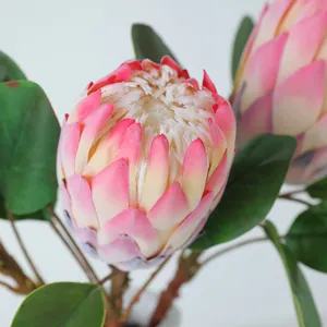 Prachtige kunstkoningsproteabloem met groene bladeren, ideaal voor huisdecoratie en bloemstuk.