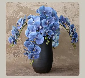 Kunstmatige blauwe phalaenopsis orchidee in zwarte vaas woondecoratie huwelijk bloemstuk