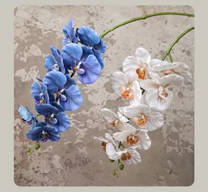 Gedetailleerd overzicht van kunstmatige orchideeënbloementakken in blauw en wit voor decor