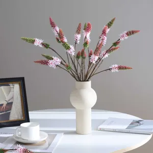 Ramo de flores de salvia artificial, arreglo floral falso en florero blanco para decoración.