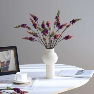 Bouquet de flores de salvia artificial con jarrón de cerámica blanca para decoración.