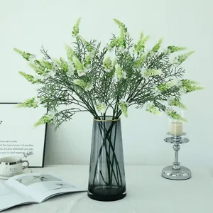 Ramo de flores artificiales con florero de vidrio gris para decoración del hogar y bodas.