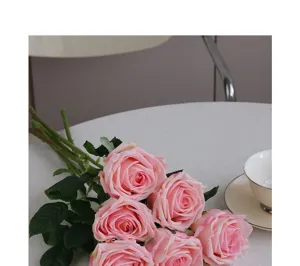 Gedetailleerd overzicht van roze kunstrozen, premium neobloemboeket voor interieurdecoratie en styling.