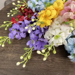 Gedetailleerde close-up van kleurrijke kunstmatige delphinium bloemen voor huisdecoratie.