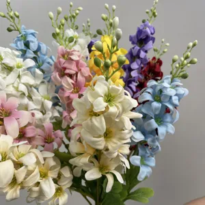 Gedetailleerde close-up van een kleurrijk kunstmatige delphinium bloemenboeket decoratie.