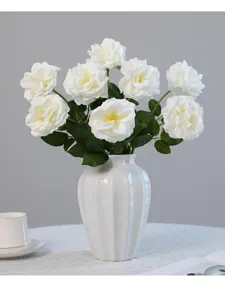 Bouquet di rose bianche artificiali in vaso di ceramica per decorazione domestica e festa di nozze.