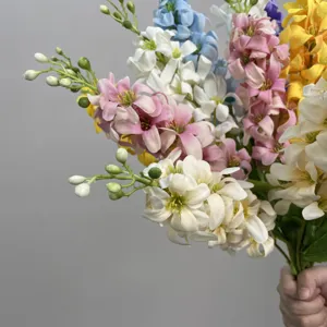 Gedetailleerde close-up van een kleurrijk kunstmatig delphinium bloemboeket voor huisdecoratie.
