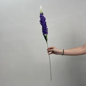 Vue détaillée de la fleur de delphinium artificielle tige violette décoration gros plan.