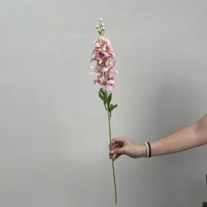 Detailopname van een kunstmatige roze ridderspoor bloementak voor huisdecoratie en styling.