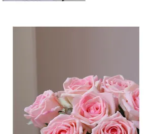 Kunstmatige roze rozenboeket, zacht aanvoelende neppe bloemen voor huisdecoratie en tafel.