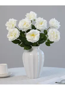 Composizione di rose bianche fitte in vaso di ceramica per decorazione tavola matrimonio.