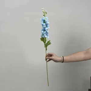 Kunstmatige blauwe delphinium bloemsteel voor huisdecoratie en huwelijksdetails.